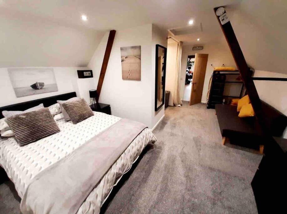 Lovely 1-Bedroom Serviced Apartment In Deal, Kent Bagian luar foto