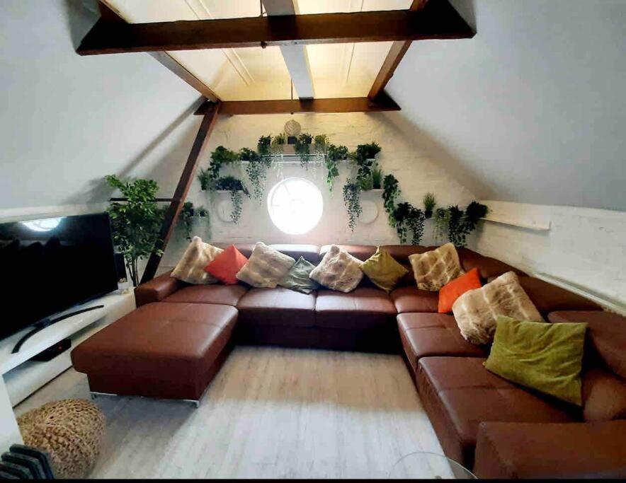 Lovely 1-Bedroom Serviced Apartment In Deal, Kent Bagian luar foto